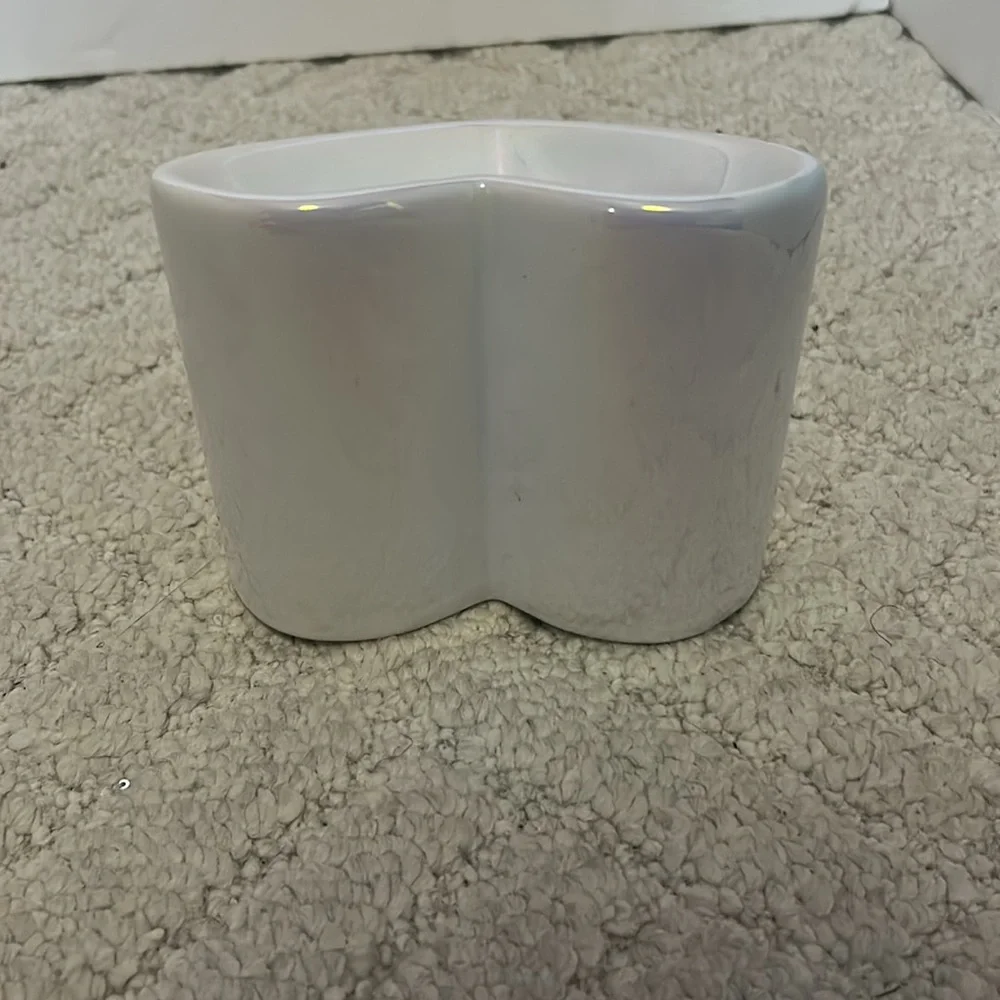 Iridescent Heart-Shaped Cat Bowl. - Picture 4 of 4